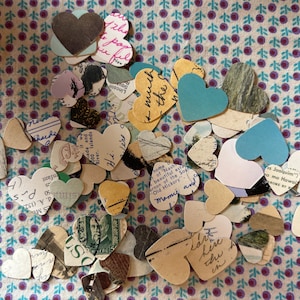 Kleine hartjesconfetti gemaakt van vintage papier // Set van 100 kleine hartjes // Perfect voor bruiloften, douches, Valentijnsdag, collages en knutselen