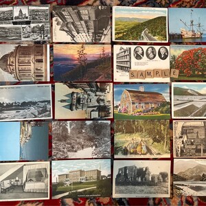 K&ouml;nnte beinhalten: Eine Sammlung von 16 Vintage-Postkarten mit verschiedenen Motiven, darunter eine Stadtlandschaft, eine Kirche, ein Sonnenuntergang, ein Wald, ein Haus, eine Br&uuml;cke, ein See und ein Schiff. Die Postkarten sind in einem Raster auf einer rot-wei&szlig; gemusterten Oberfl&auml;che angeordnet.