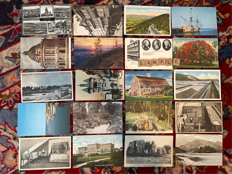 K&ouml;nnte beinhalten: Eine Sammlung von 16 Vintage-Postkarten mit verschiedenen Motiven, darunter eine Stadtlandschaft, eine Kirche, ein Sonnenuntergang, ein Wald, ein Haus, eine Br&uuml;cke, ein See und ein Schiff. Die Postkarten sind in einem Raster auf einer rot-wei&szlig; gemusterten Oberfl&auml;che angeordnet.