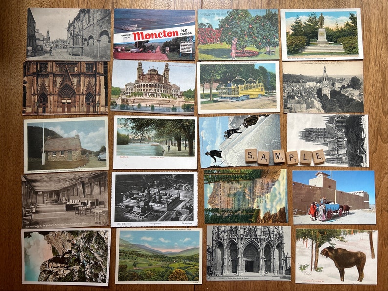 K&ouml;nnte beinhalten: Eine Sammlung von Vintage-Postkarten mit verschiedenen Orten und Szenen, darunter eine Kirche, eine Stadtstra&szlig;e, ein Fluss, ein Wald, ein Geb&auml;ude und ein Berg. Die Postkarten sind in einem Raster auf einer Holzoberfl&auml;che angeordnet.