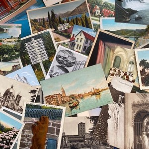 K&ouml;nnte beinhalten: Eine Sammlung von Vintage-Postkarten mit verschiedenen malerischen Orten und Sehensw&uuml;rdigkeiten. Die Postkarten sind in zuf&auml;lliger Reihenfolge angeordnet, einige &uuml;berlappen sich. Die Postkarten sind in verschiedenen Farben und Gr&ouml;&szlig;en, und einige haben handschriftliche Nachrichten auf der R&uuml;ckseite.