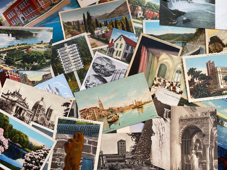 K&ouml;nnte beinhalten: Eine Sammlung von Vintage-Postkarten mit verschiedenen malerischen Orten und Sehensw&uuml;rdigkeiten. Die Postkarten sind in zuf&auml;lliger Reihenfolge angeordnet, einige &uuml;berlappen sich. Die Postkarten sind in verschiedenen Farben und Gr&ouml;&szlig;en, und einige haben handschriftliche Nachrichten auf der R&uuml;ckseite.