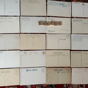 K&ouml;nnte beinhalten: Eine Sammlung von Vintage-Postkarten mit dem Aufdruck "Post Card". Die Postkarten sind in verschiedenen Creme- und Beiget&ouml;nen gehalten, einige haben einen leichten Gelbstich. Die Postkarten sind in einem Raster auf einer rot-wei&szlig; gemusterten Oberfl&auml;che angeordnet.