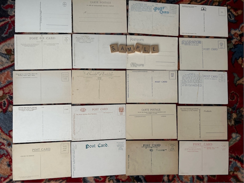 K&ouml;nnte beinhalten: Eine Sammlung von Vintage-Postkarten mit dem Aufdruck "Post Card". Die Postkarten sind in verschiedenen Creme- und Beiget&ouml;nen gehalten, einige haben einen leichten Gelbstich. Die Postkarten sind in einem Raster auf einer rot-wei&szlig; gemusterten Oberfl&auml;che angeordnet.