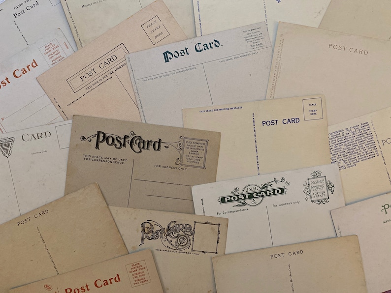 K&ouml;nnte beinhalten: Eine Sammlung von Vintage-Postkarten mit dem aufgedruckten Text "Post Card". Die Postkarten sind in verschiedenen Creme- und Beiget&ouml;nen mit schwarzer und gr&uuml;ner Tinte gehalten.