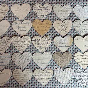 25 coeurs avec écriture manuscrite découpés dans des cartes postales anciennes / coeurs de 2,5 pouces / Fournitures pour cartes de Saint-Valentin, cadeaux, décoration, collages, journal intime
