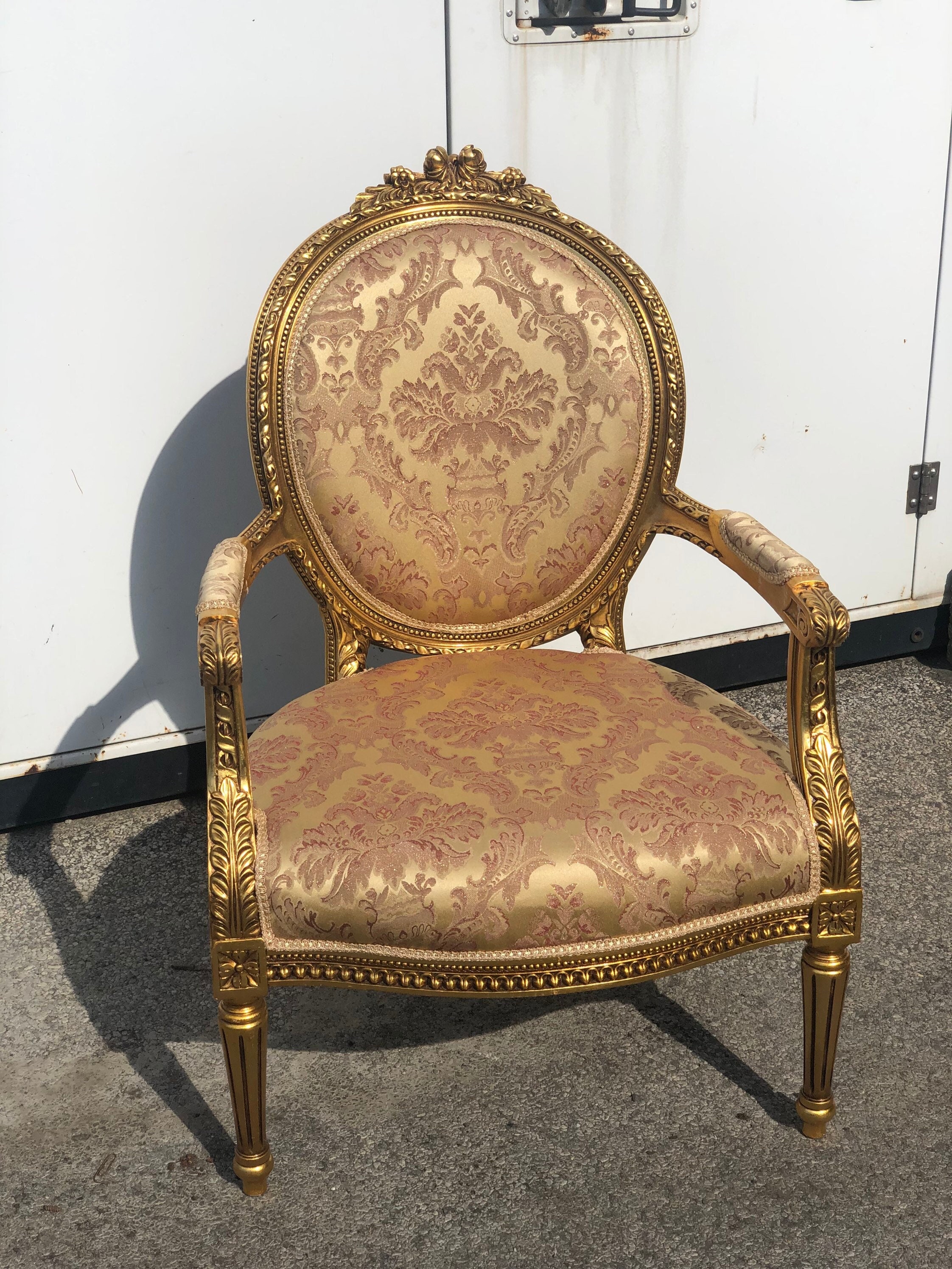 Louis XV furniture characteristics - un fauteuil. Rococo
