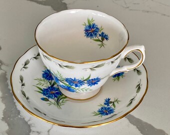 Vintage Bone China Tea Cup and Saucer Set by  COLCLOUGH  8234. Collectibles Excellent Condition
