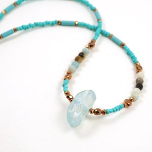 EN VACANCES, collier à pointes de quartz Aura bleu, amazonite, petit cuivre, tour de cou mince en perles de rocaille turquoise, minimaliste moderne unique image 2