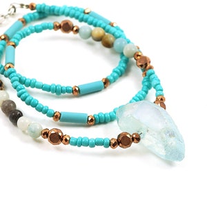 EN VACANCES, collier à pointes de quartz Aura bleu, amazonite, petit cuivre, tour de cou mince en perles de rocaille turquoise, minimaliste moderne unique image 1