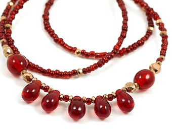 EN VACANCES, collier fin en forme de larme rouge, petites breloques en verre rouge sang, petites perles de cuivre à facettes, artisan unique bohème bohème