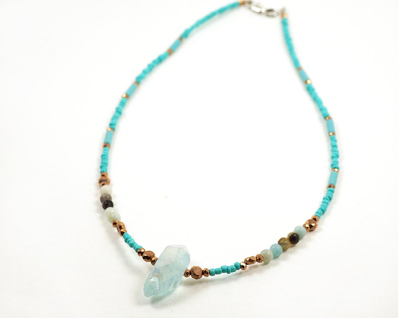 EN VACANCES, collier à pointes de quartz Aura bleu, amazonite, petit cuivre, tour de cou mince en perles de rocaille turquoise, minimaliste moderne unique image 5
