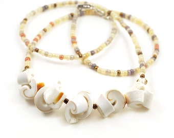 EN VACANCES, collier de maïs soufflé, perles de conque uniques, plage d'été de surfeur tribal bohème blanc