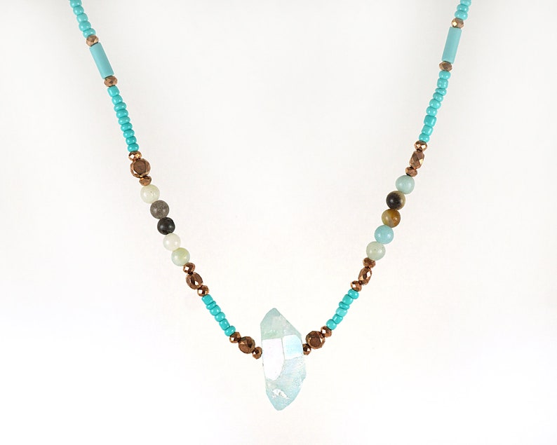 EN VACANCES, collier à pointes de quartz Aura bleu, amazonite, petit cuivre, tour de cou mince en perles de rocaille turquoise, minimaliste moderne unique image 6