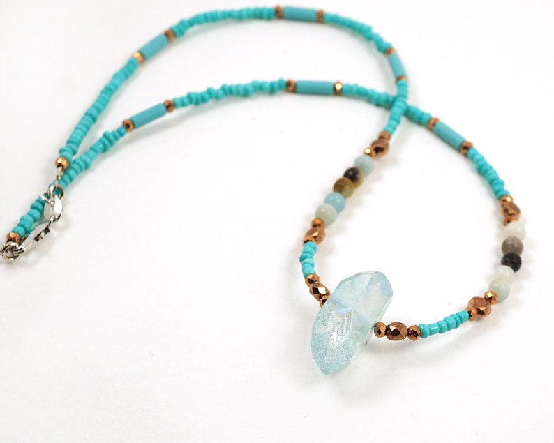 EN VACANCES, collier à pointes de quartz Aura bleu, amazonite, petit cuivre, tour de cou mince en perles de rocaille turquoise, minimaliste moderne unique image 2