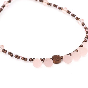 EN VACANCES, collier décentré, breloques en forme de larme en verre dépoli rose, rose en cuivre hématite, collier fin, bijoux artisanaux uniques image 5