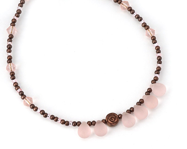 EN VACANCES, collier décentré, breloques en forme de larme en verre dépoli rose, rose en cuivre hématite, collier fin, bijoux artisanaux uniques image 6