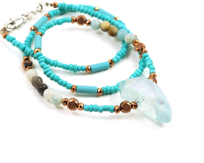 EN VACANCES, collier à pointes de quartz Aura bleu, amazonite, petit cuivre, tour de cou mince en perles de rocaille turquoise, minimaliste moderne unique image 1