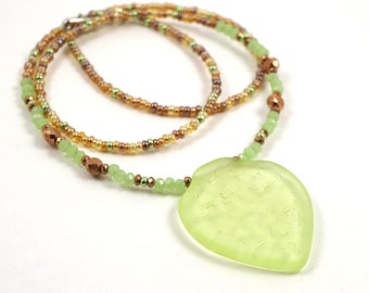 EN VACANCES, collier de feuilles en verre mat vert menthe, fines petites perles de cuivre plaquées, plage tribale bohème unique
