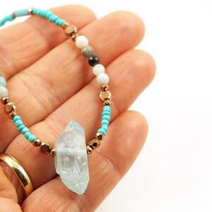 EN VACANCES, collier à pointes de quartz Aura bleu, amazonite, petit cuivre, tour de cou mince en perles de rocaille turquoise, minimaliste moderne unique image 3