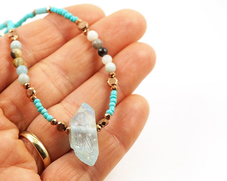 EN VACANCES, collier à pointes de quartz Aura bleu, amazonite, petit cuivre, tour de cou mince en perles de rocaille turquoise, minimaliste moderne unique image 3
