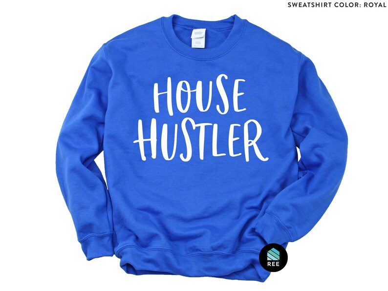 Peut inclure: Sweat-shirt bleu roi avec le texte blanc "HOUSE HUSTLER". Le sweat-shirt &agrave; col rond est de couleur unie et poss&egrave;de un col, des poignets et un ourlet c&ocirc;tel&eacute;s. Le sweat-shirt est de style d&eacute;contract&eacute;.