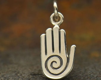 Puede incluir: Colgante de mano plateado con un diseño en espiral en la palma. El colgante tiene un lazo en la parte superior para sujetarlo a una cadena o pulsera. La mano tiene dedos detallados y un acabado liso.