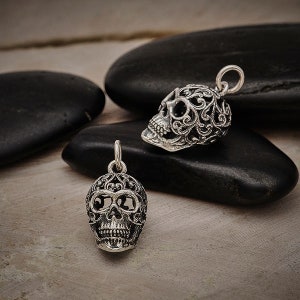 Breloque tête de mort en sucre en argent sterling avec travail de défilement en filigrane, s7041, breloque tête de mort mexicaine, bijoux tête de mort