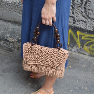 Bolso Baguette de ganchillo de rafia color caramelo Cuerda de cuentas de madera Asa superior Solapa interior de cuero Totalmente forrado Bolso de paja tejido hecho a mano Idea de regalo para esposa