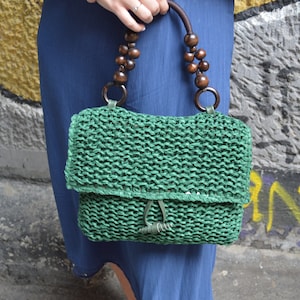 Bolso Baguette de ganchillo, bolso tejido de verano verde rafia, mango totalmente forrado, cubierta interior de cuero con cuentas de madera, regalo único para mamá