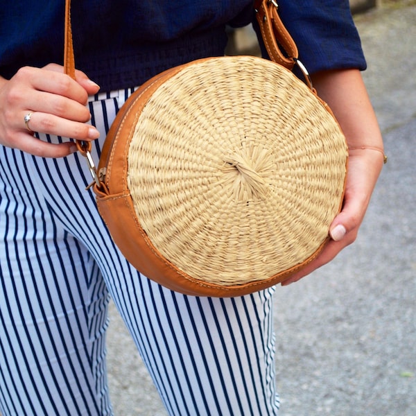 Round wicker crossbody summer bag genuine leather & raffia Circle handwoven straw beach purse Long adjustable shoulder belt Fully lined
