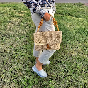 Baguette de rafia, bolso de verano, bolso de hombro de paja de ganchillo, bolso de mano para mujer, asa superior, cuerda de cuentas de madera, regalo totalmente forrado para hermana