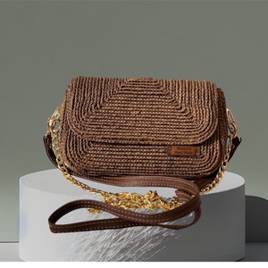 Pochette in rafia con catena Borsa a tracolla marrone cioccolato Borsa a tracolla ripiegabile Completamente foderata Borsa baguette classica ed elegante per lei