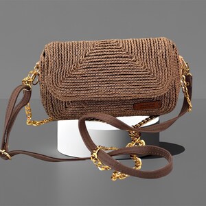 Borsa a tracolla piccola in rafia Borsa a tracolla con catena Borsa a tracolla Pochette con patta in paglia color marrone cappuccino Completamente foderata Regalo per lei