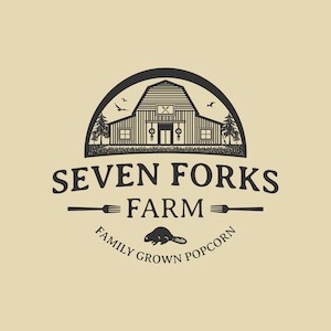 Op de afbeelding: Zwart-wit logo voor Seven Forks Farm, met een schuur met silo en een bever. De tekst luidt "Seven Forks Farm, Family Grown Popcorn".