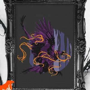 Geteld kruissteekpatroon - vliegende lavendel raaf met magische vlam, betoverde bos corvid xstitch-kaart, paarse fantasievogel met vuur