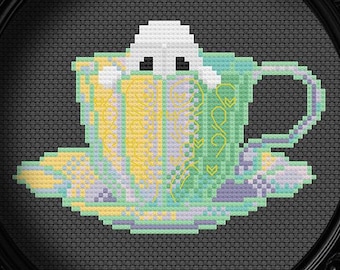 Ghostly Tea kleine digitale PDF Kreuzstichvorlage, Anfänger gruseliges süßes Design von Ghoul in einer Teetasse auf Untertasse.  Helle Pastellfarben
