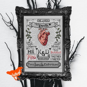 Patrón de punto de cruz de muestrario de boda gótica con corazón anatómico oscuro y espeluznante, diferentes variaciones de títulos, clave de letras y números incluida
