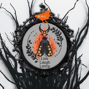 Digitales Kreuzstichmuster – Mothman Cryptid Live Laugh Lamp, niedlicher frecher moderner Xstitch, gruselige Halloween-Anfängerfreundliche Karte