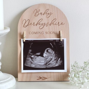 Personalised Pregnancy Announcement Sign Wooden Due Date Plaque l Engraved Baby Scan Frame Social Media Photo Prop Disc Pregnancy Gift image 1