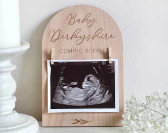 Personalised Pregnancy Announcement Sign | Wooden Due Date Plaque l Engraved Baby Scan Frame | Social Media Photo Prop Disc | Pregnancy Gift