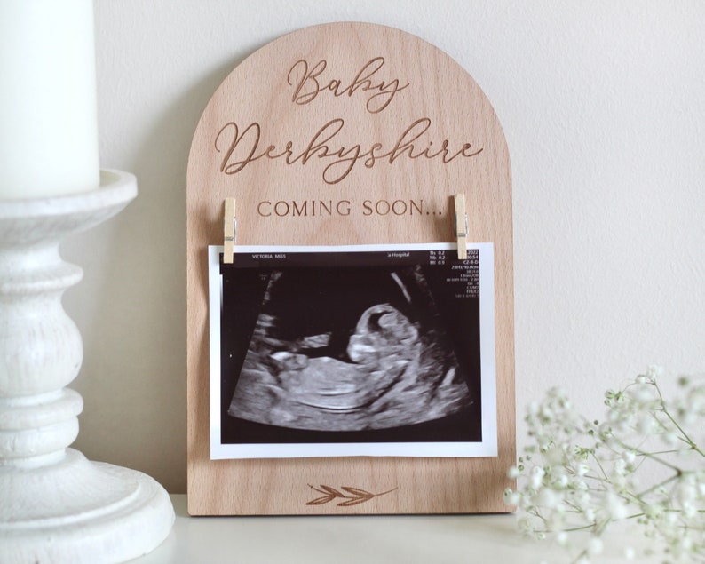 Personalised Pregnancy Announcement Sign Wooden Due Date Plaque l Engraved Baby Scan Frame Social Media Photo Prop Disc Pregnancy Gift image 1