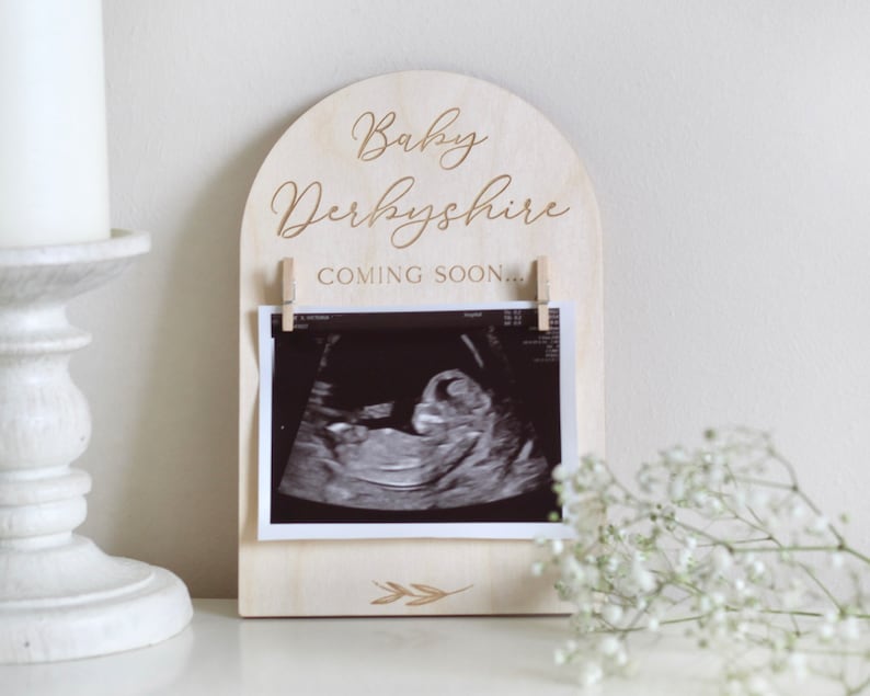 Personalised Pregnancy Announcement Sign Wooden Due Date Plaque l Engraved Baby Scan Frame Social Media Photo Prop Disc Pregnancy Gift image 2