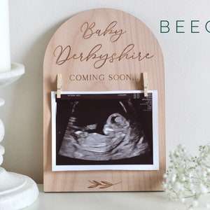 Personalised Pregnancy Announcement Sign Wooden Due Date Plaque l Engraved Baby Scan Frame Social Media Photo Prop Disc Pregnancy Gift Beech