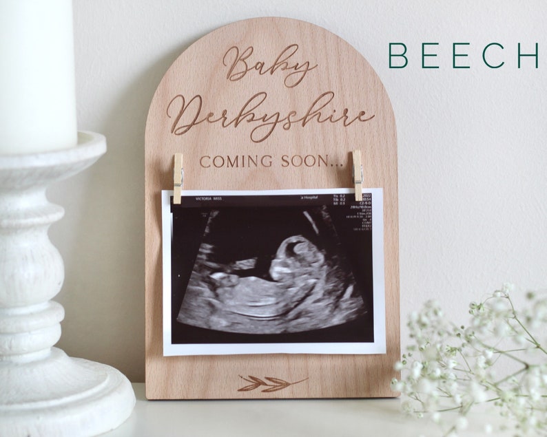 Personalised Pregnancy Announcement Sign Wooden Due Date Plaque l Engraved Baby Scan Frame Social Media Photo Prop Disc Pregnancy Gift Beech