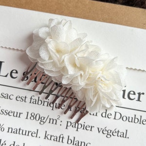 Bridal White Flower Comb, Minimalist Wedding Hair Pins, Boho Bridal Hair Accessories, Handmade Dried Flower Hair Piece Ivory Cream image 4