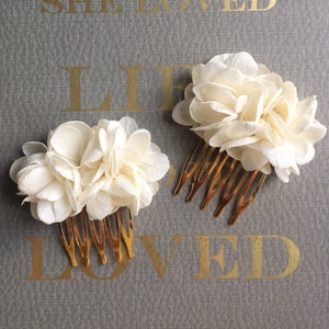 Bridal White Flower Comb, Minimalist Wedding Hair Pins, Boho Bridal Hair Accessories, Handmade Dried Flower Hair Piece Ivory Cream image 1