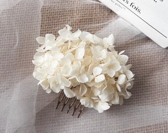 Boho Bridal Ivory Floral Wedding Headpiece, Off White Dried Flower Hair Accessory for Brides, Minimalist Simple Flower Hair Comb