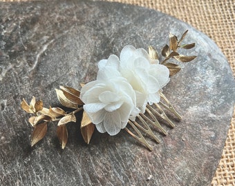 Bridal White and Gold Flower Comb, Minimalist Wedding Hair Comb, Boho Bridal Hair Accessories, Handmade Boho Dried Flower Hair Piece,