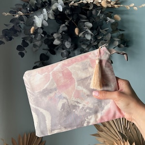 Regalo fatto a mano per la festa della mamma, borsa per il trucco fatta a mano rosa crema, pochette pastello con nappine, pochette boho, beauty case rosa cipria, regalo di compleanno per lei